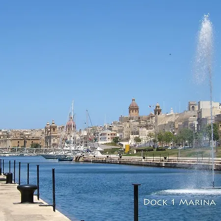 アパート Three Cities